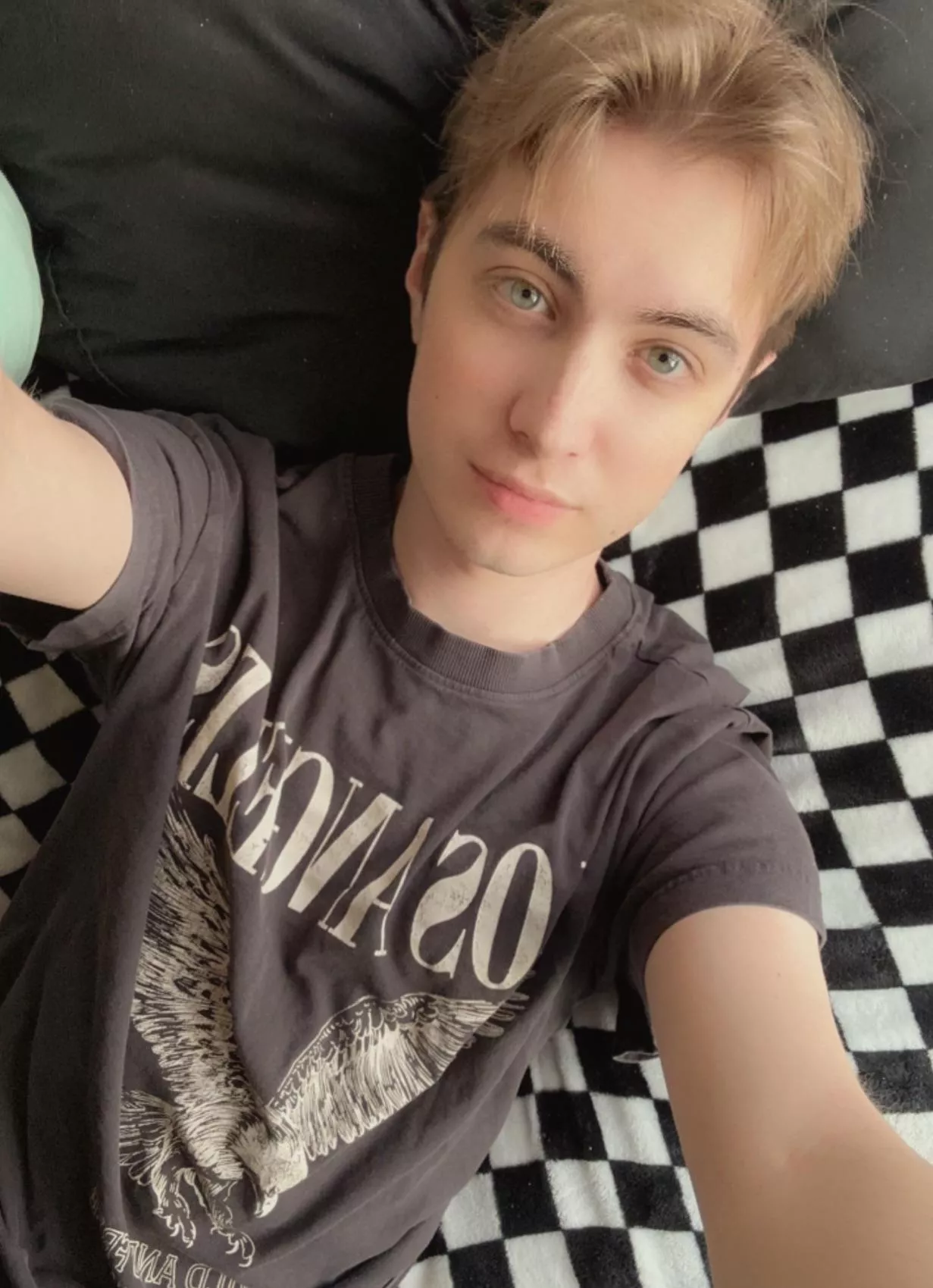 25, I need a big bro or daddy to dm me :)