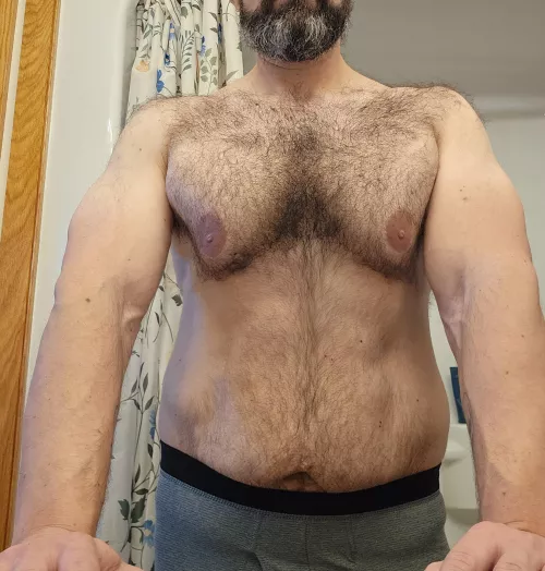 (40) this dad has the weekend all to himself..who wants to keep me company? 😏