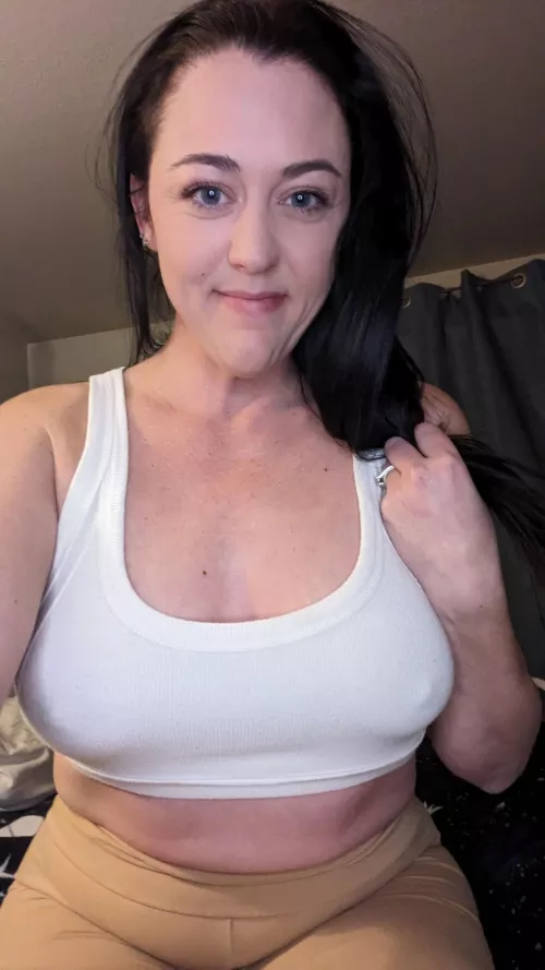 A curvy wife like me gives the best snuggles