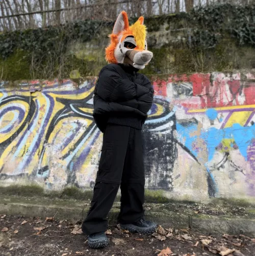 Always in black, I look like a bum 💨.