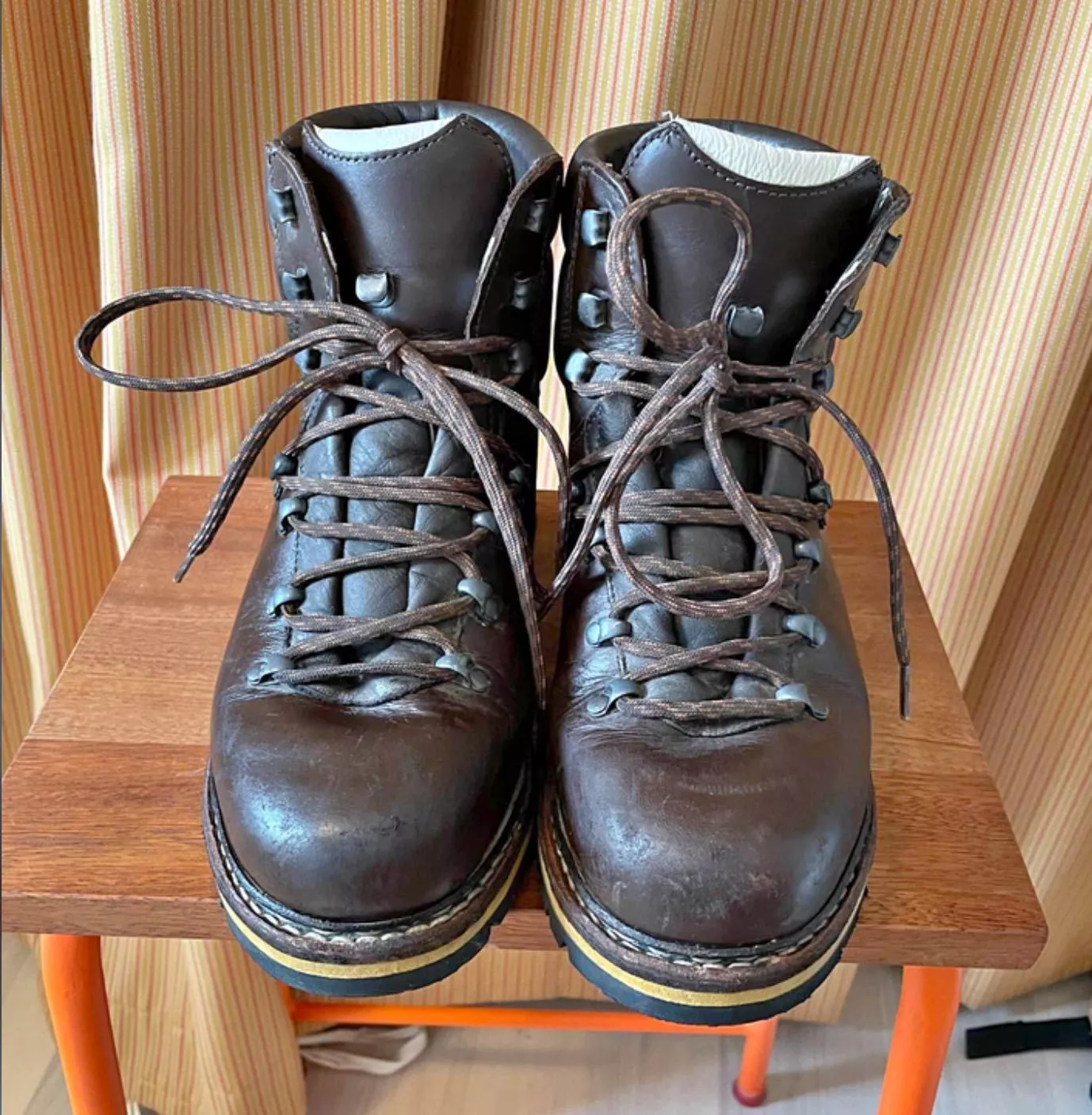 Can anybody identify these shoes? (thank you!)