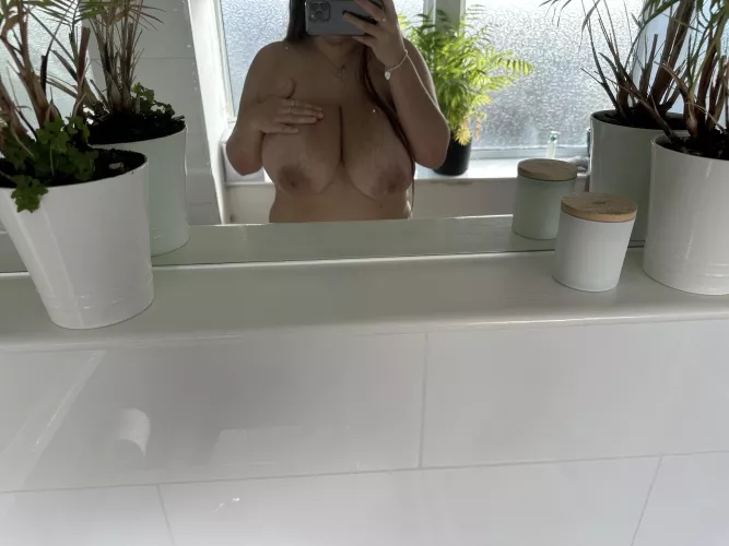 Chubby brunettee. Im looking for a playmate, hehe