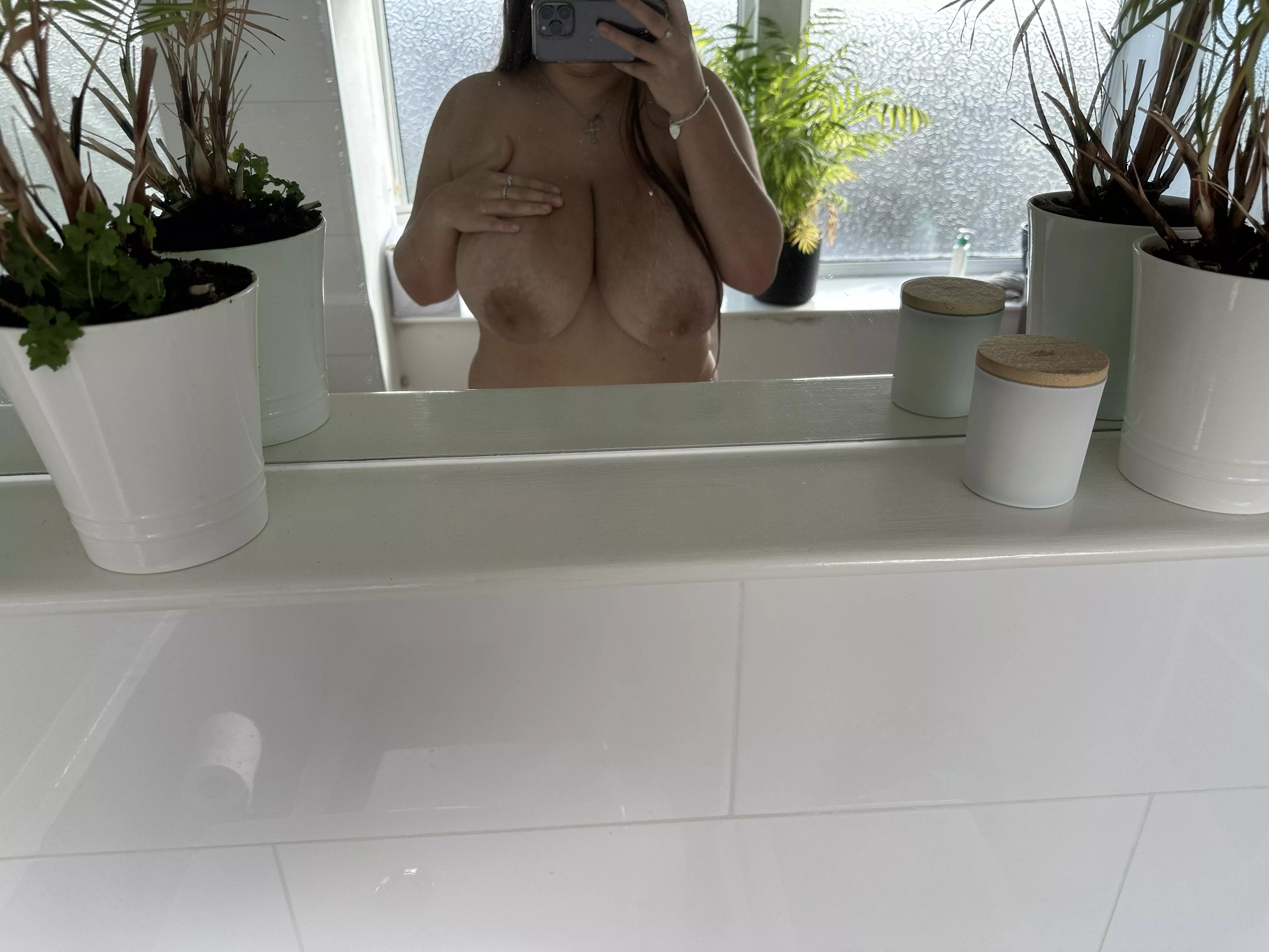 Chubby brunettee. Im looking for a playmate, hehe