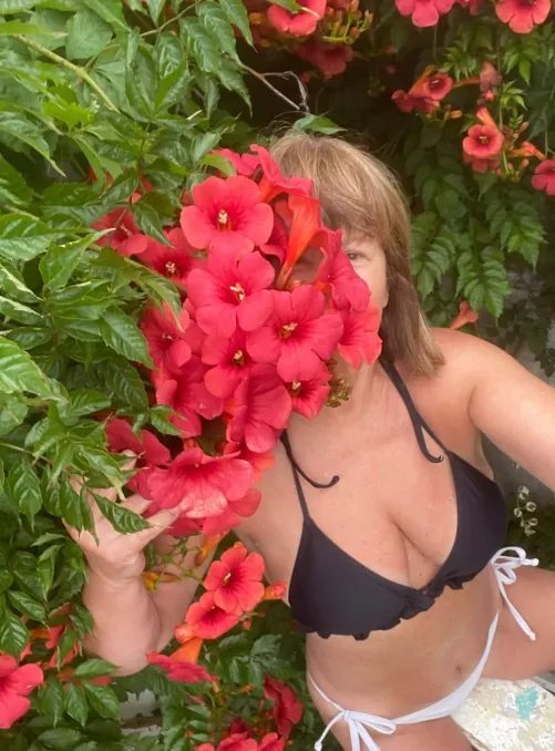 F70 Let’s do it behind the bushes