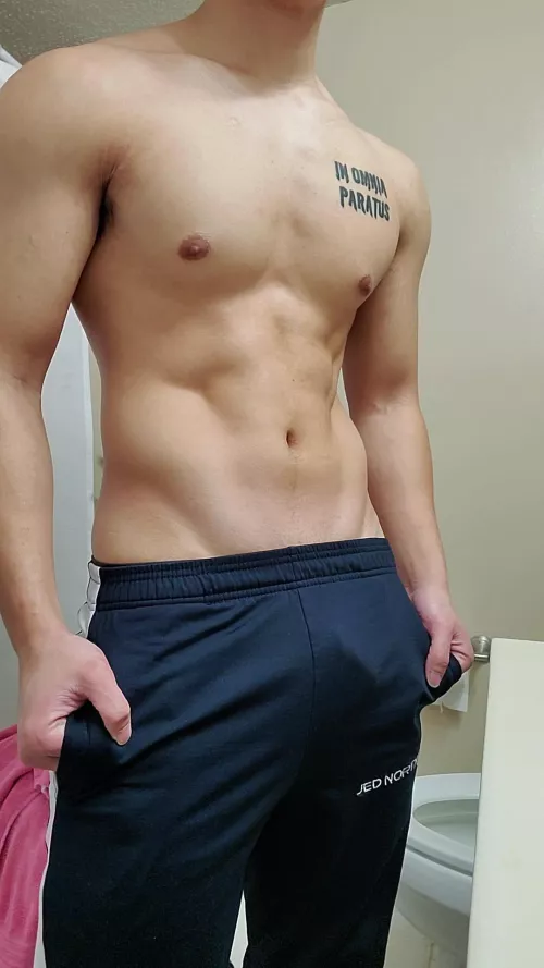 I love it when my cock starts to bulges during flexing