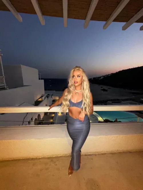 Long blonde hair and a long dress.