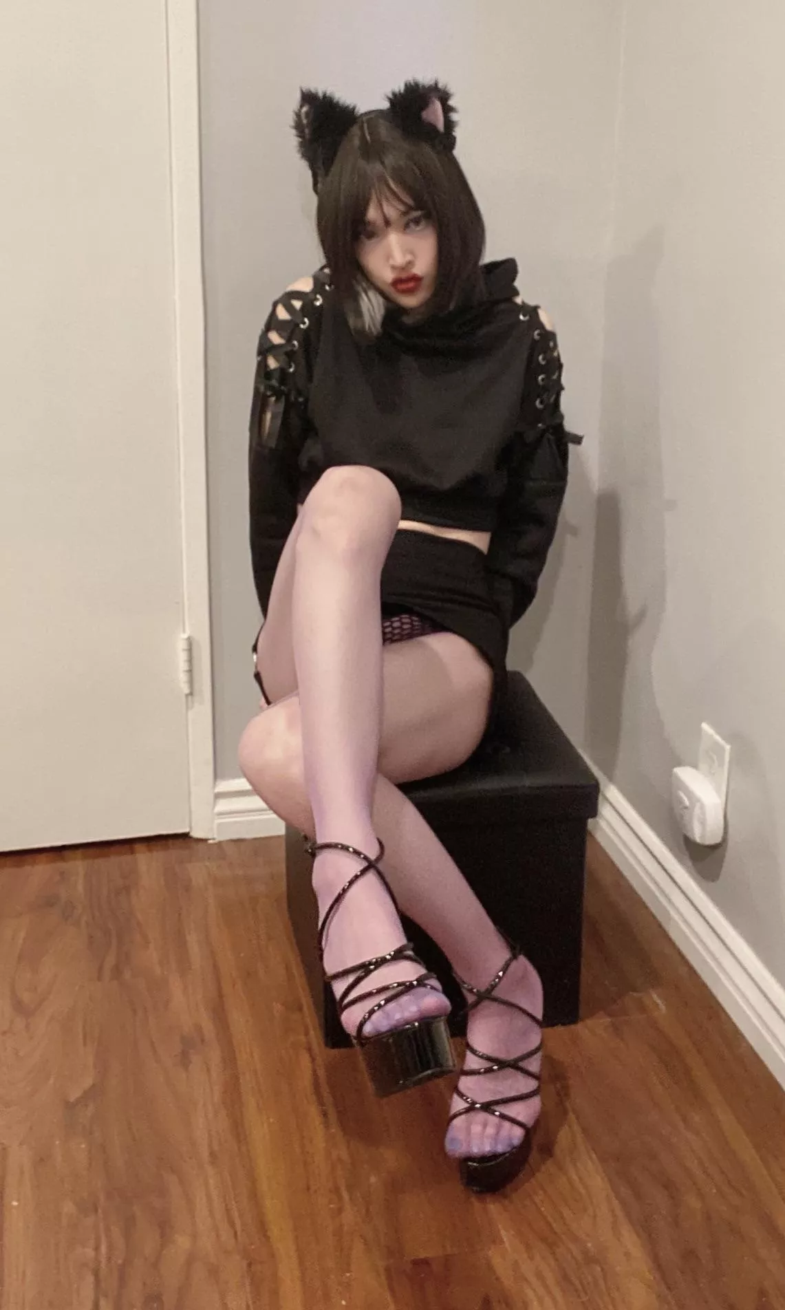 Pantyhose and slutty heels are my favorite combo 💪