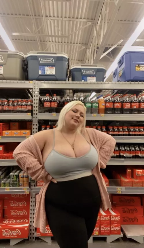 Picking up some snacks for the game! Any requests? 😘