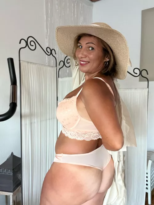 Taste my 53yo Italian yummy milf ass ;-)