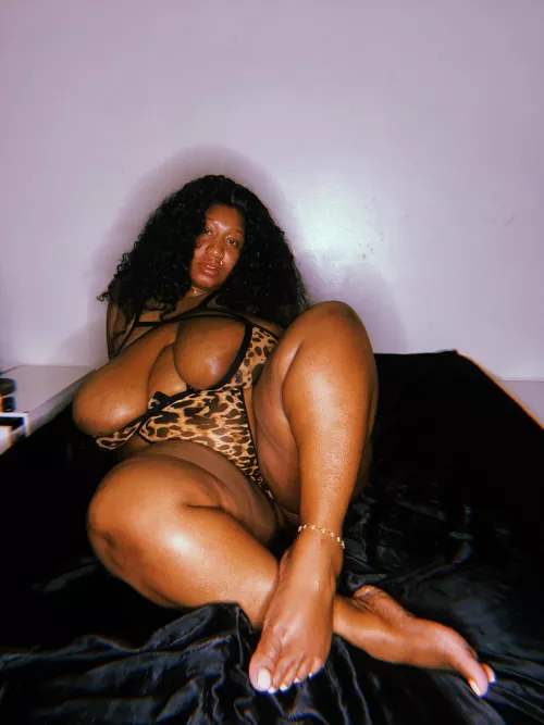 A little glimpse of my cute pink toes🎀