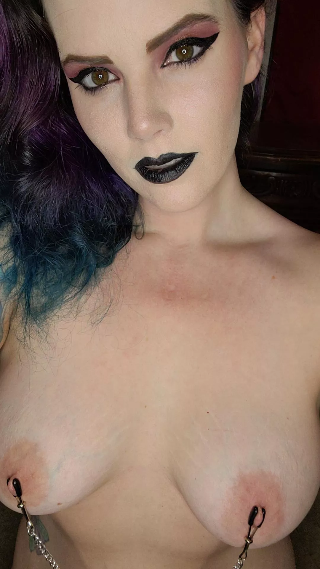 Black lipstick and nipple clamps 🤤