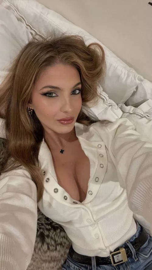 Can anyone feed pics of Lexi?