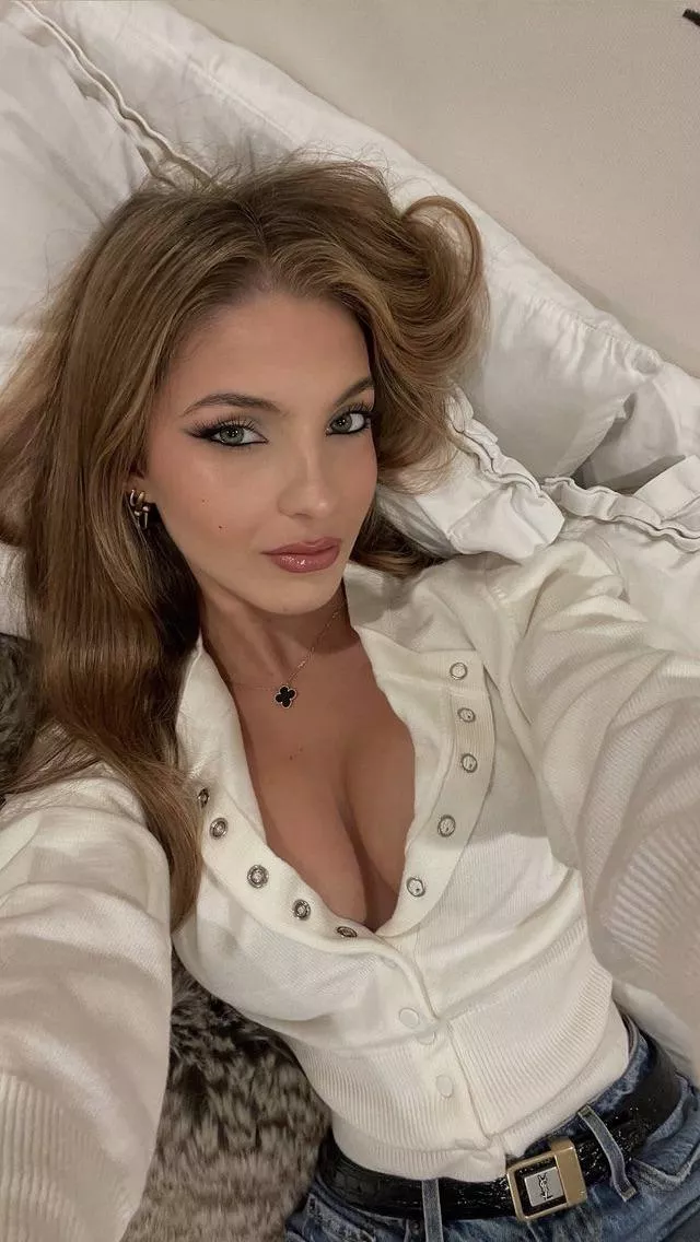 Can anyone feed pics of Lexi?