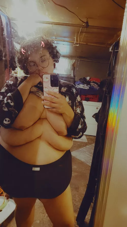 Can I sit on your lap daddy 🖤😈