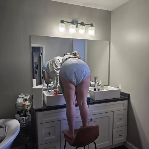 Daddy sneaking pictures of me trying to clean 🙄