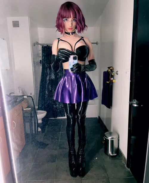 Do I look like shiny porn wearing this? One of my favorite latex outfits ^.^