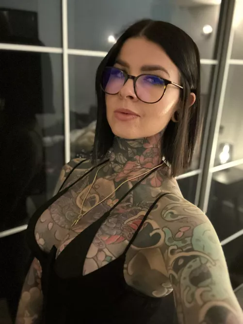 Don't you wanna mount me from behind right here on the floor and empty your balls into me? 🖤