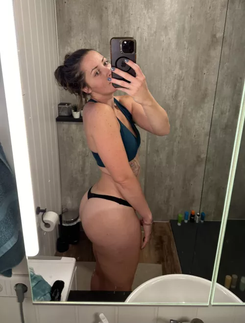 enjoy my pale ass :) [f]