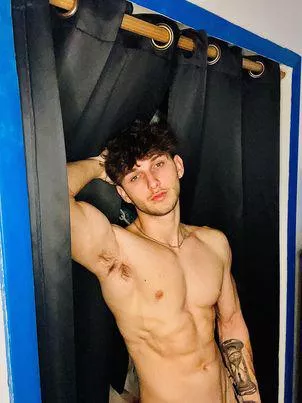 Fit man with dick in hand 👊🍆