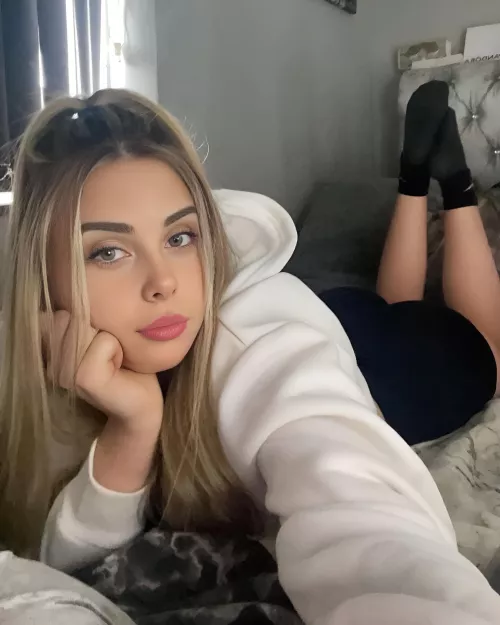 hope i look good in leggings and in this position xd