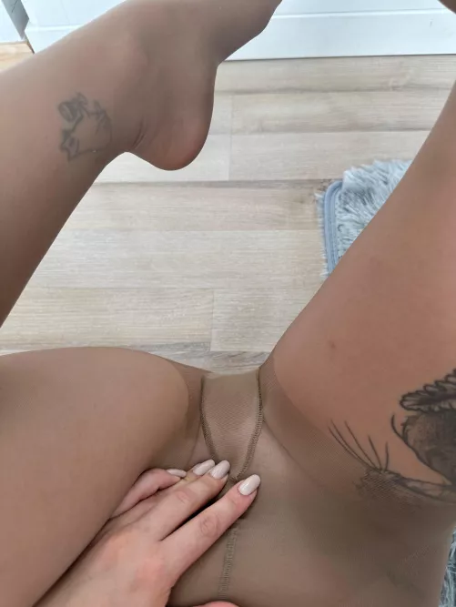 looking for a thirsty mouth to suck on this wetspot