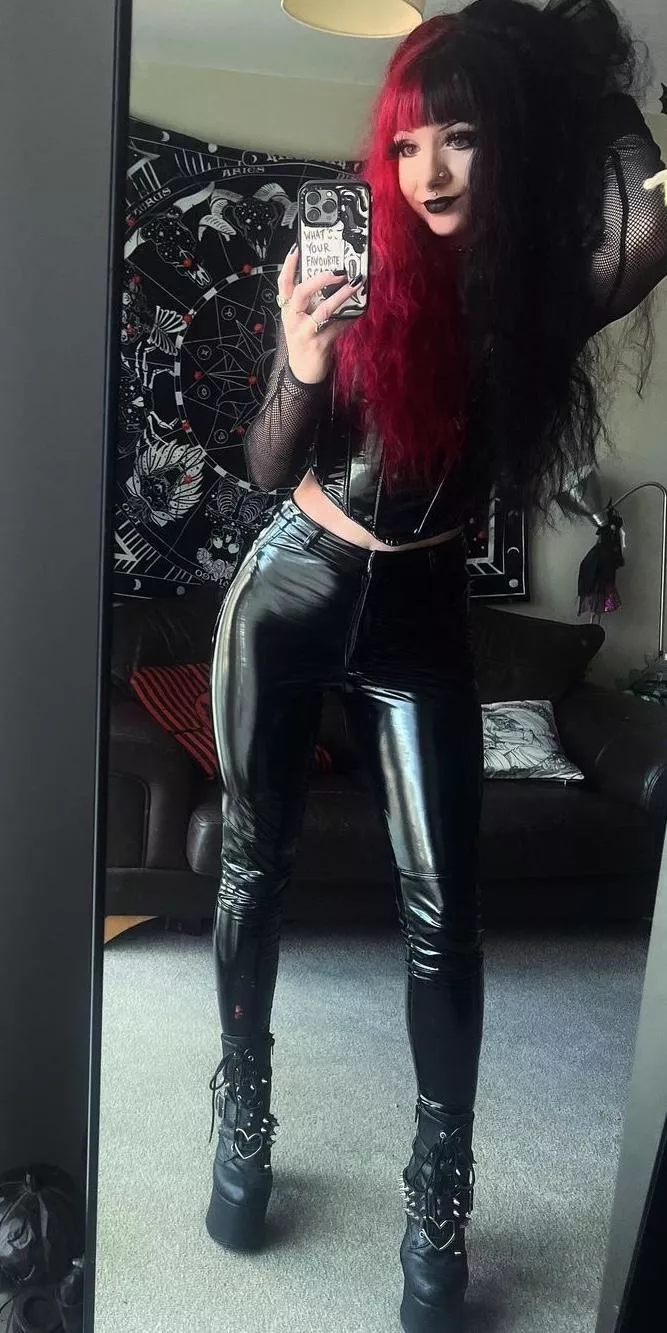 One day I won't wear all black -- but today is not that day 😂