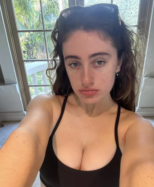 Rachel Sennott showing them off for you