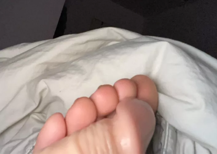 Soft toes toejob
