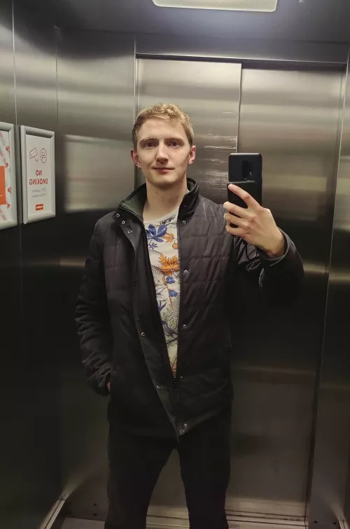 Was on my way out and the elevator lighting was kind to me for once ✨