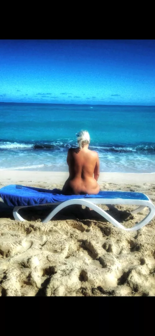 We'll be back to this beautiful beach in just 3 more days 😍