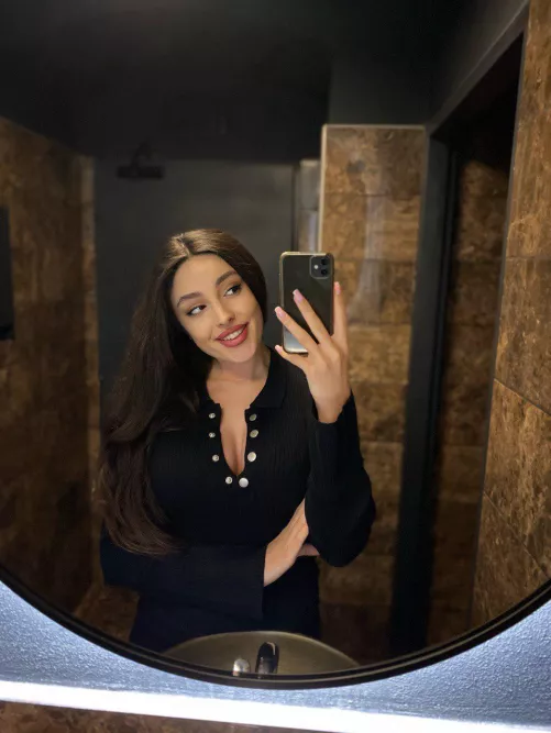 Would you like these selfies in your DM daily?