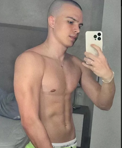 23 miami looking for hot good boys to spoil