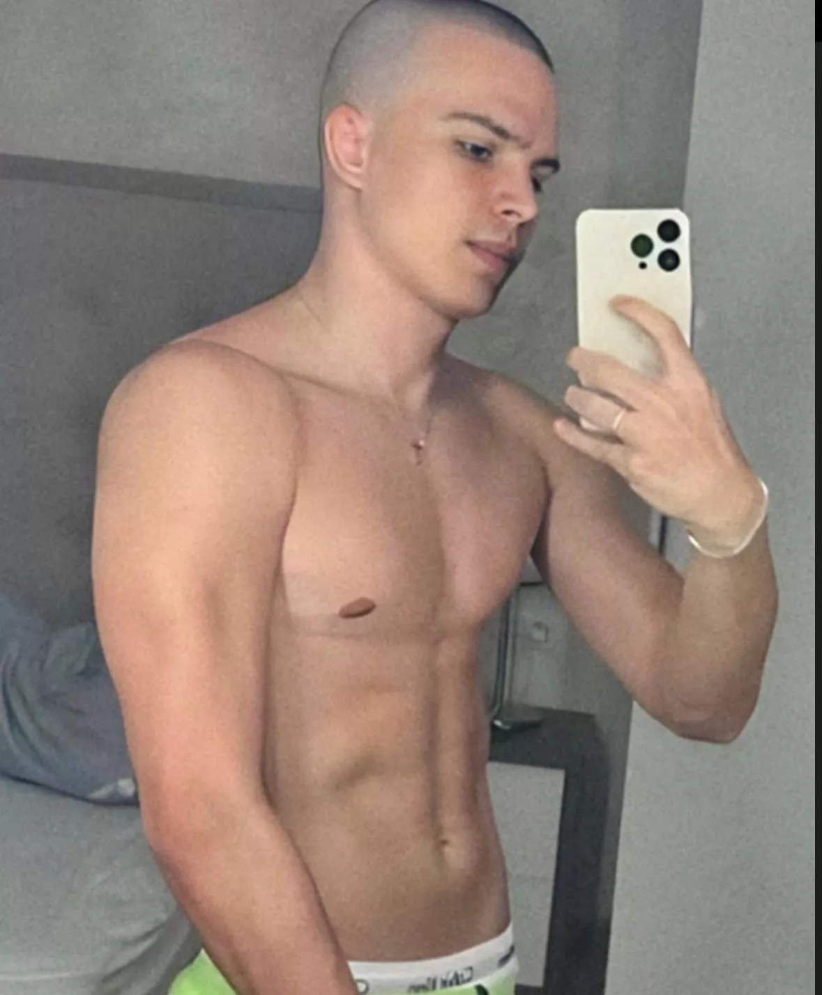 23 miami looking for hot good boys to spoil