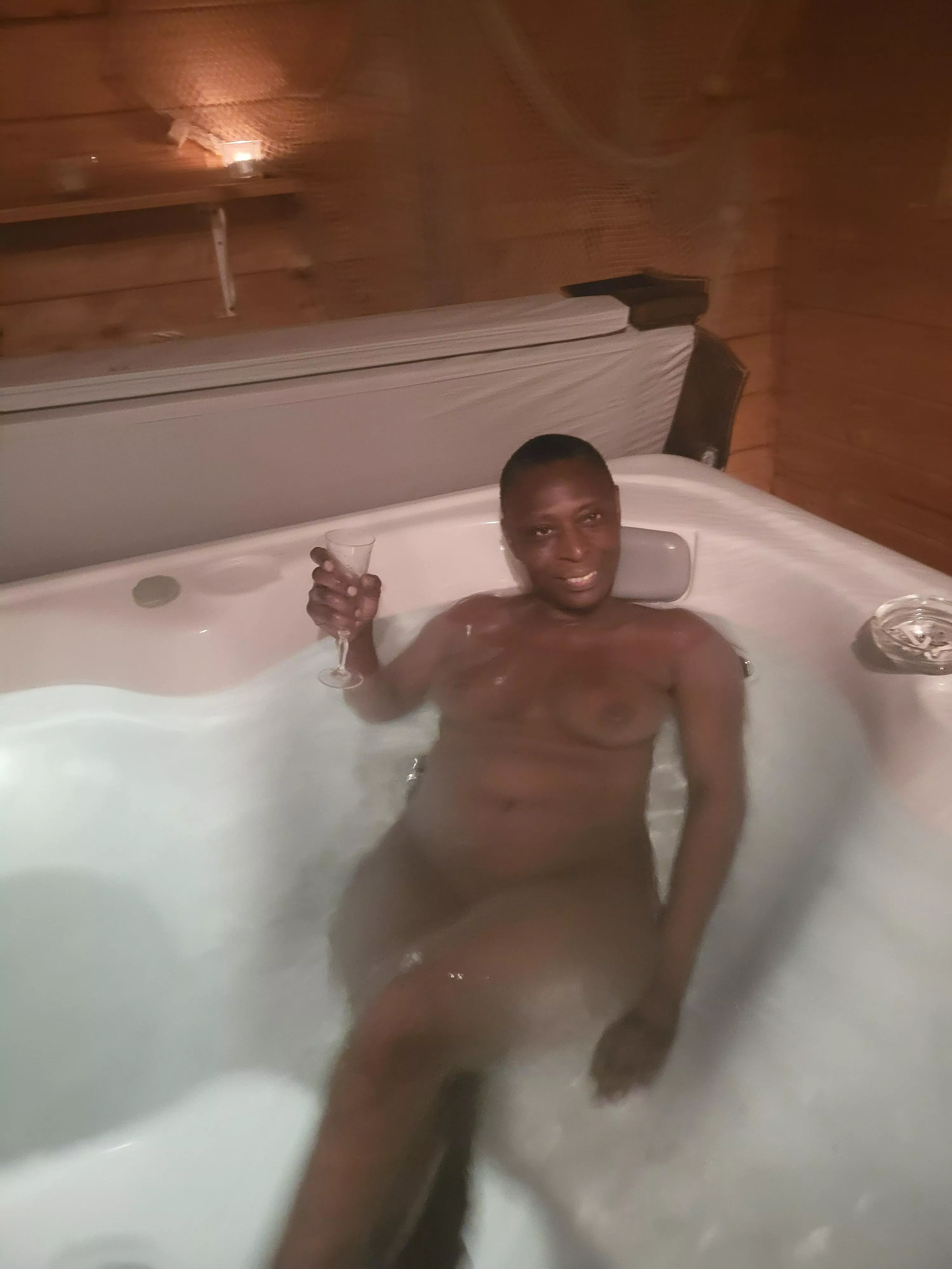 Come and join us. Chris is offering champagne... 😋