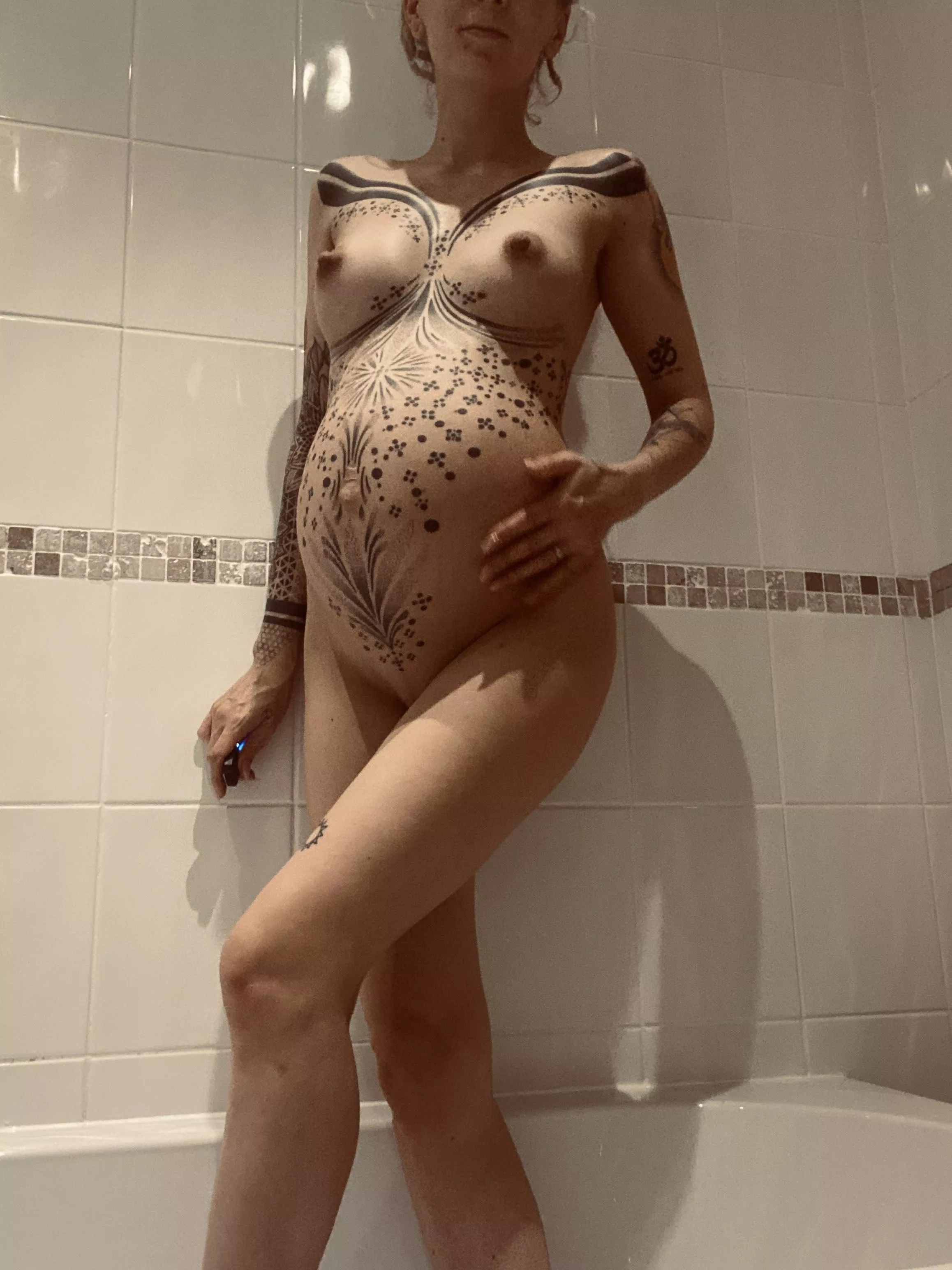 Comment and I'll send you preggo pictures :)