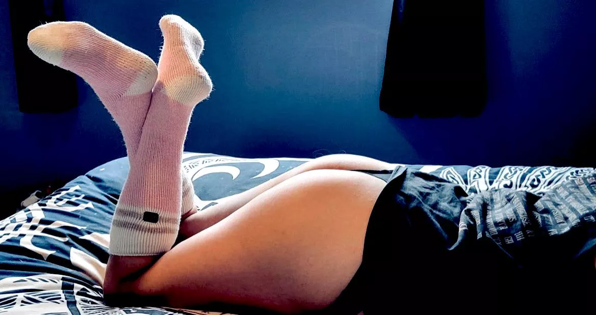 Do you like my pink socks ?? 😏