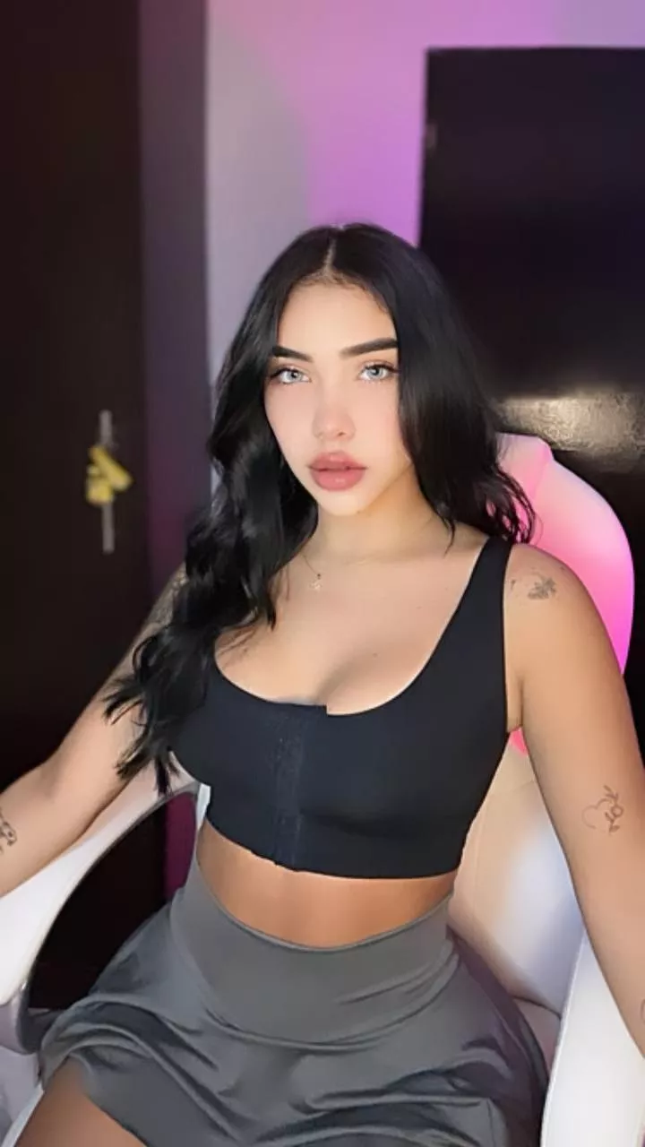 Do you think I look cute in this top?