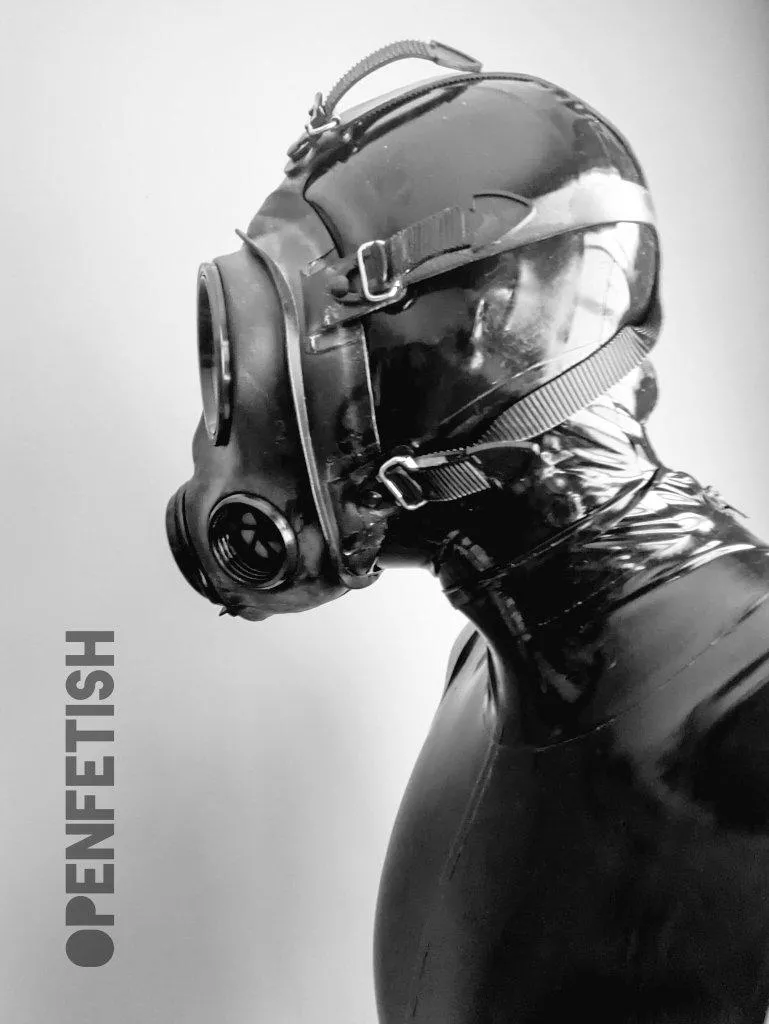 Encased In Latex And A Sealed In A Gasmask 🤐