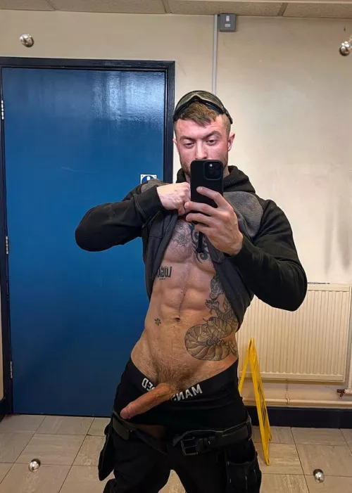 Fat tradie cock at the ready 😉