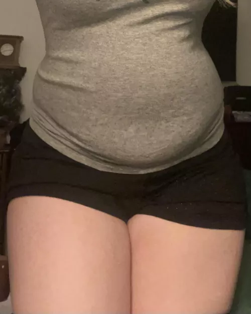 Getting a tad bit out of shape lately.. gonna hit the gym! Not sure abt my outfit, def don’t wanna look out of place. Does this make me look like a gym girl??