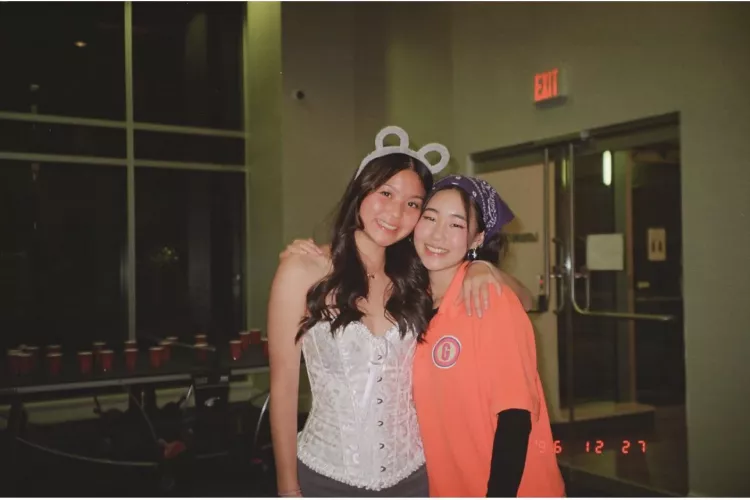 I’m the girl on the left dm me