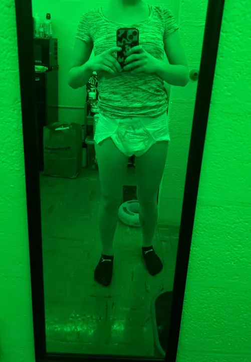 Its sooo stinky in my room waiting for daddy to come over πππ