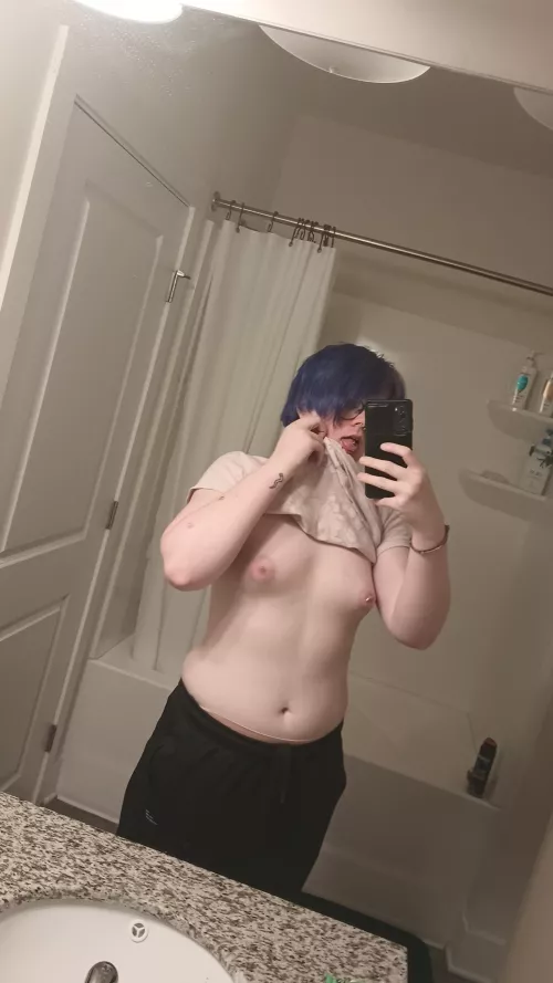 I've chopped off my hair and ripped out one of my nipple rings since i last posted <3