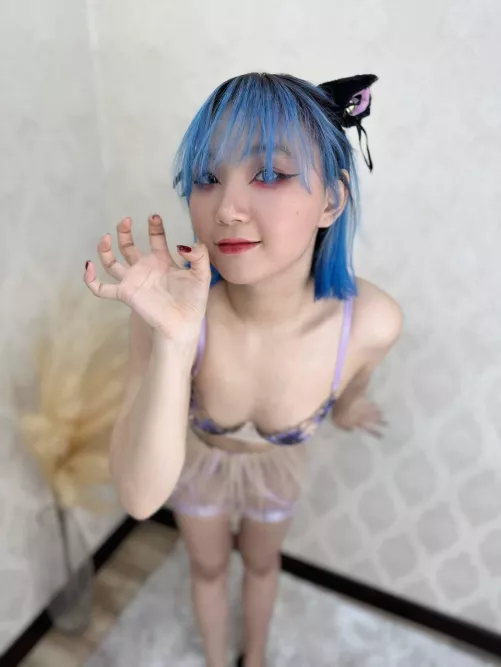 Kitty wants headpats now