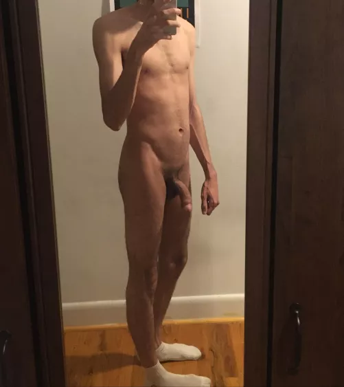 (m) 24 6'1 149lbs trying to be more self-confident, looking for honest feedback