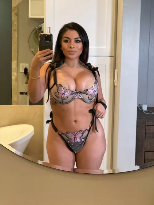 Mirror mirror on the wall, who's got the sweetest lips of them all (iykyk)