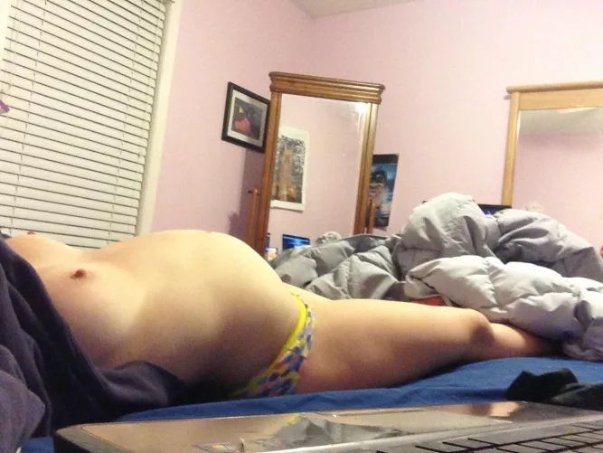 Pregnant teen selfie