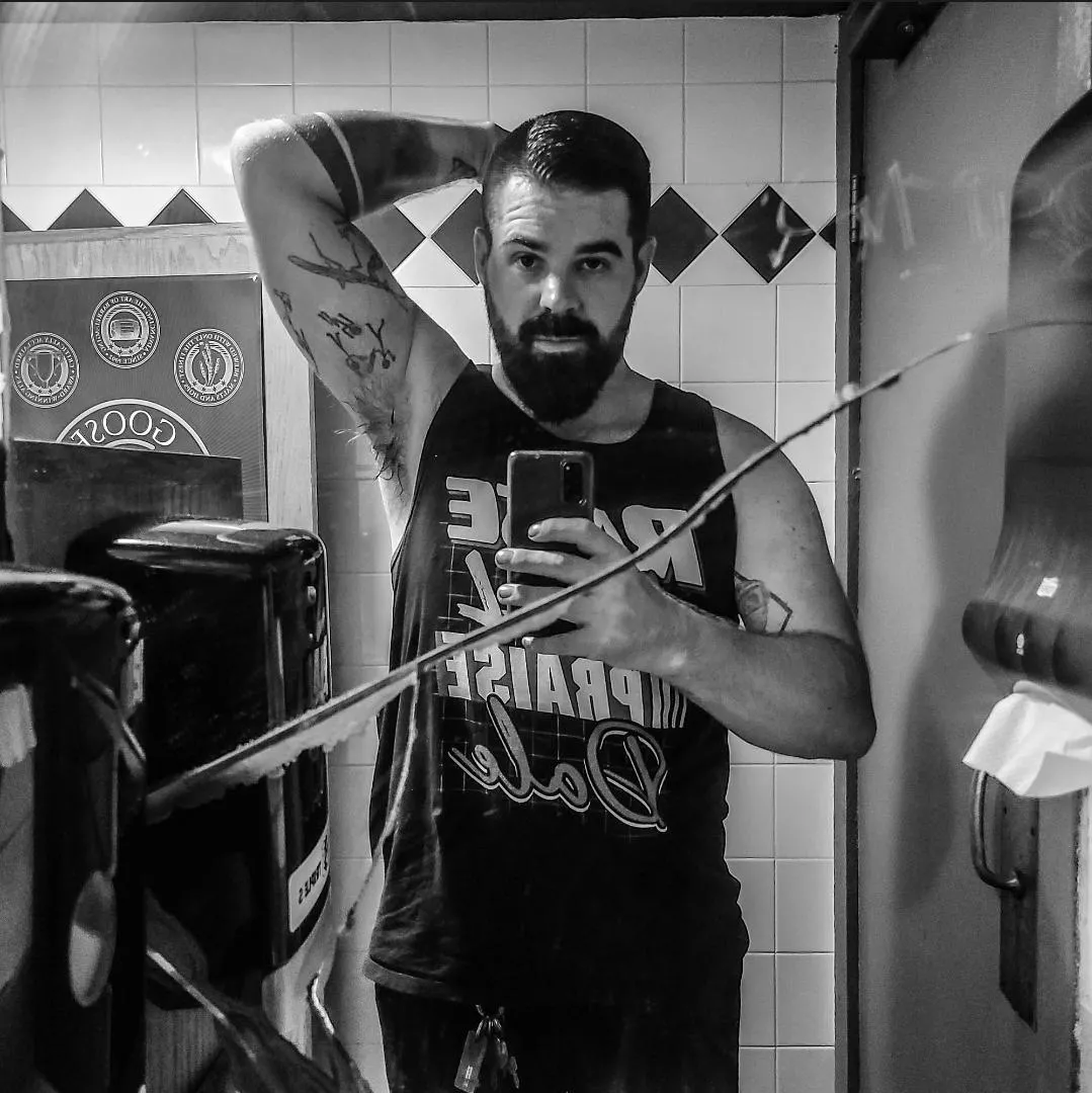 Shitty bathroom selfies - the classics never go out of style, do they?