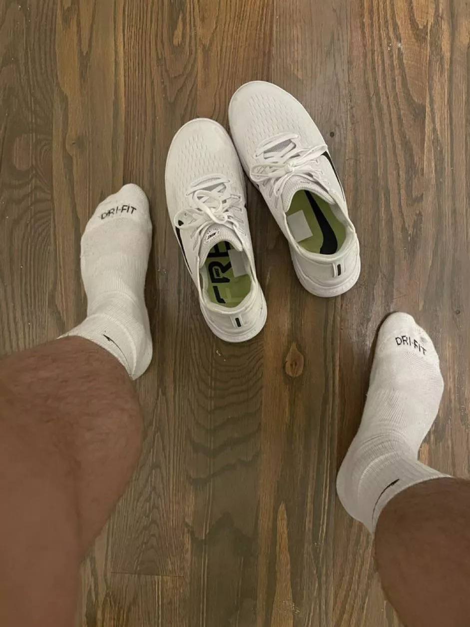 Starting to stink up these fresh Nikes