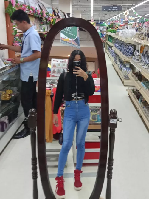 this was the first time i wore a croptop in public so yey for me